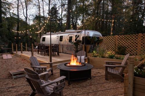 Facilities, Cozy Lakefront Airstream - Private Deck and Firepit - Sleeps 6 in Smyrna (GA) Facilities, Cozy Lakefront Airstream - Private Deck and Firepit - Sleeps 6 in Smyrna (GA)