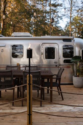 Cozy Lakefront Airstream - Private Deck and Firepit - Sleeps 6 in Smyrna (GA) Cozy Lakefront Airstream - Private Deck and Firepit - Sleeps 6 in Smyrna (GA)