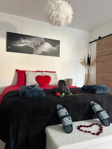 Love room proche du bassin , jacuzzi, jardin prive in Marcheprime Love room proche du bassin , jacuzzi, jardin prive in Marcheprime