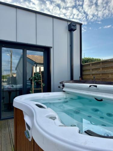 Love room proche du bassin , jacuzzi, jardin prive in Marcheprime Love room proche du bassin , jacuzzi, jardin prive in Marcheprime