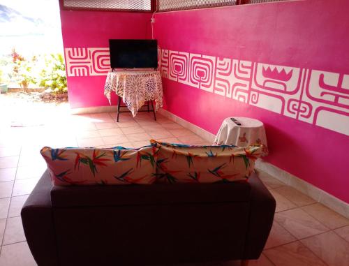 Ruang bersama/area TV, CHEZ ALIZHIA in Nuku Hiva Ruang bersama/area TV, CHEZ ALIZHIA in Nuku Hiva