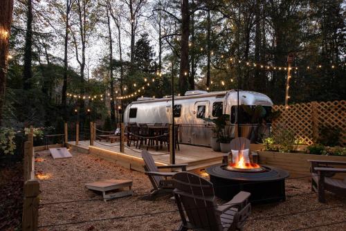 Facilities, Cozy Lakefront Airstream - Private Deck and Firepit - Sleeps 6 in Smyrna (GA) Facilities, Cozy Lakefront Airstream - Private Deck and Firepit - Sleeps 6 in Smyrna (GA)