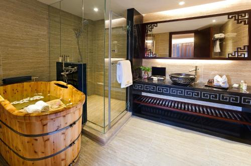 Bathroom, Emperor Hotel near Macau Fisherman's Wharf Bathroom, Emperor Hotel near Macau Fisherman's Wharf