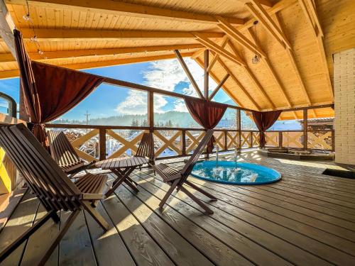 شرفة/ تراس, Girskyi Kutochok in Verhovyna شرفة/ تراس, Girskyi Kutochok in Verhovyna