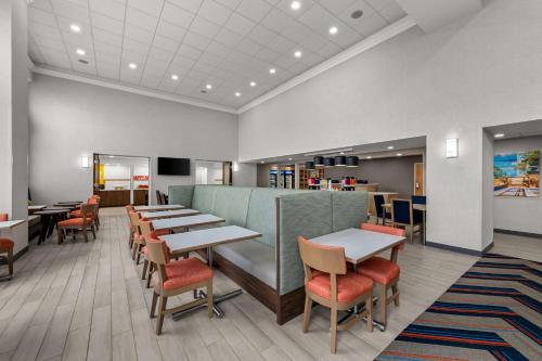 Comida y bebida, Hampton Inn & Suites Charlotte-Airport in Charlotte Douglas Airport Area Comida y bebida, Hampton Inn & Suites Charlotte-Airport in Charlotte Douglas Airport Area
