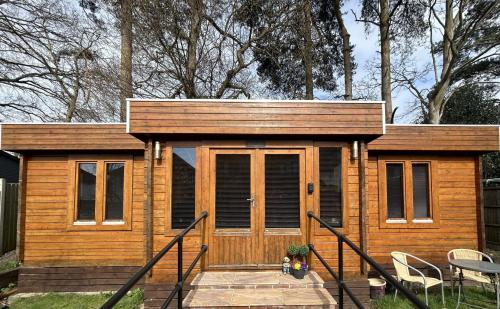LOG CABIN living for 3-4 people in Frimley in Camberley LOG CABIN living for 3-4 people in Frimley in Camberley