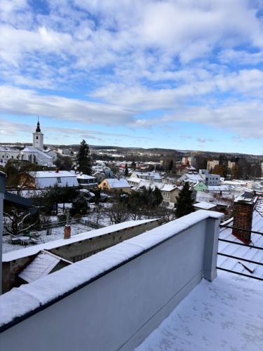 ทัศนียภาพ, Dům u města Milána - sedm dveří, sedm světů (Dum u mesta Milana - sedm dveri, sedm svetu) in ลันสโครน ทัศนียภาพ, Dům u města Milána - sedm dveří, sedm světů (Dum u mesta Milana - sedm dveri, sedm svetu) in ลันสโครน