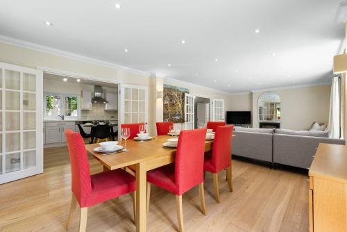 Instalaciones, Ascot Spacious 4 Bedroom Home with Driveway in Ascot Instalaciones, Ascot Spacious 4 Bedroom Home with Driveway in Ascot