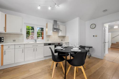 Cocina, Ascot Spacious 4 Bedroom Home with Driveway in Ascot Cocina, Ascot Spacious 4 Bedroom Home with Driveway in Ascot