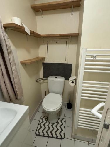 Bathroom, Logement au pied de la gare in Pontoise Bathroom, Logement au pied de la gare in Pontoise