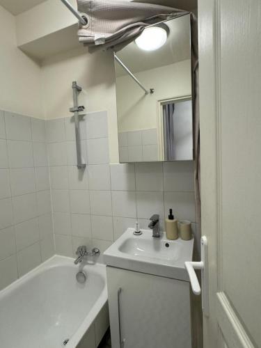 Bathroom, Logement au pied de la gare in Pontoise Bathroom, Logement au pied de la gare in Pontoise