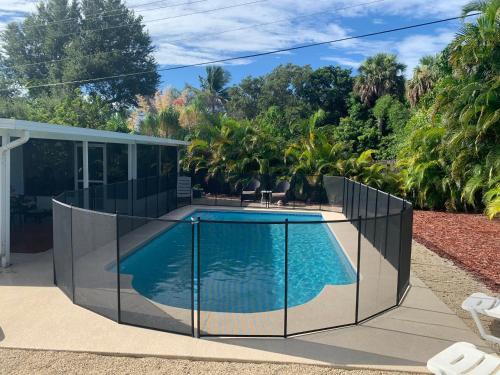 Úszómedence, Tranquil home with pool near ocean in Jensen Beach (Florida) Úszómedence, Tranquil home with pool near ocean in Jensen Beach (Florida)