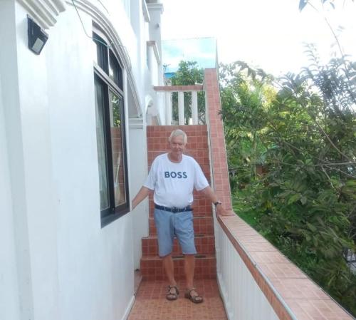 HOLIDAY white house in Poblacion HOLIDAY white house in Poblacion