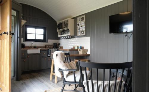 Shepherds Huts at Ballyness Farm in دونجيفين Shepherds Huts at Ballyness Farm in دونجيفين