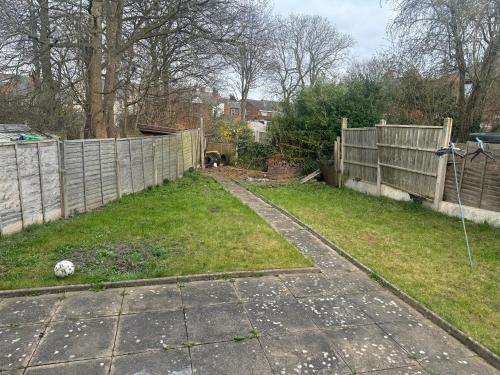 Cosy 4 bedroom Birmingham in Dudley Port Cosy 4 bedroom Birmingham in Dudley Port