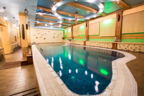 泳池, 布科維納酒店 (Bukovyna Hotel) in 切爾諾夫策 泳池, 布科維納酒店 (Bukovyna Hotel) in 切爾諾夫策
