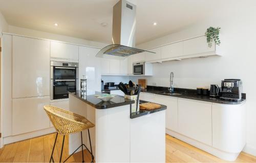 kök, Creek View - A Tranquil Waterside Retreat with a Touch of Luxury and Pontoon in Binstead and Fishbourne kök, Creek View - A Tranquil Waterside Retreat with a Touch of Luxury and Pontoon in Binstead and Fishbourne