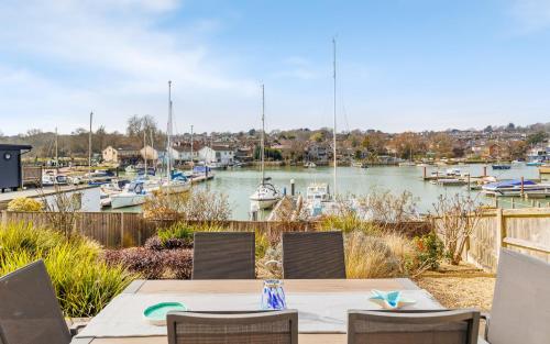 Faciliteter, Creek View - A Tranquil Waterside Retreat with a Touch of Luxury and Pontoon in Binstead and Fishbourne Faciliteter, Creek View - A Tranquil Waterside Retreat with a Touch of Luxury and Pontoon in Binstead and Fishbourne