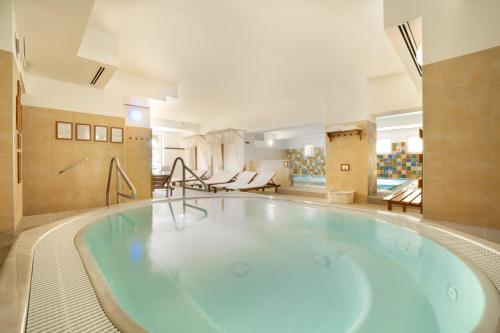 อ่างแช่น้ำร้อน, Szarcsa Hotel in วาราเลีย อ่างแช่น้ำร้อน, Szarcsa Hotel in วาราเลีย