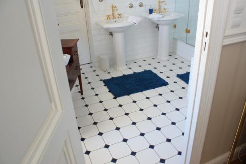 Bathroom, Villa Saint-Raphael in Vallon de Coste Bathroom, Villa Saint-Raphael in Vallon de Coste