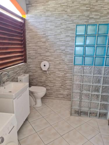 Salle de bain, Appartement spacieux à Grand-Bourg de 90 m² (Appartement spacieux a Grand-Bourg de 90 m²) in Grand Bourg Salle de bain, Appartement spacieux à Grand-Bourg de 90 m² (Appartement spacieux a Grand-Bourg de 90 m²) in Grand Bourg