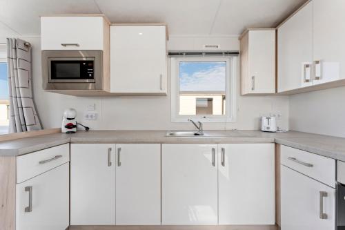 Kjøkken, La Pecheuse - comfortabele stacaravan in Marva 1 in Middelkerke Kjøkken, La Pecheuse - comfortabele stacaravan in Marva 1 in Middelkerke