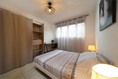 Appartement tout equipe 3 chambres avec terrasse in La Rose Appartement tout equipe 3 chambres avec terrasse in La Rose