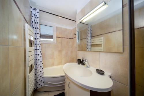 Appartement tout equipe 3 chambres avec terrasse in La Rose Appartement tout equipe 3 chambres avec terrasse in La Rose