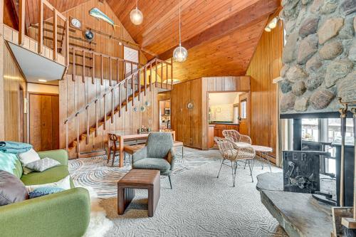 Near Canandaigua Lake Retro Cabin with Deck and Views in 那不勒斯 (NY) Near Canandaigua Lake Retro Cabin with Deck and Views in 那不勒斯 (NY)