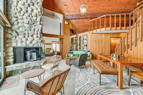Near Canandaigua Lake Retro Cabin with Deck and Views in 那不勒斯 (NY) Near Canandaigua Lake Retro Cabin with Deck and Views in 那不勒斯 (NY)