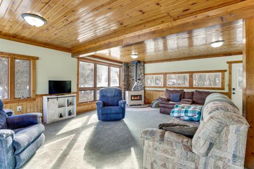 Riverside Retreat Near Trails in Johnson Creek in Johnson Creek (WI) Riverside Retreat Near Trails in Johnson Creek in Johnson Creek (WI)