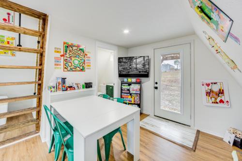 7 Mi to Tyler State Park A-Game Cabin in Lindale (Texas) 7 Mi to Tyler State Park A-Game Cabin in Lindale (Texas)