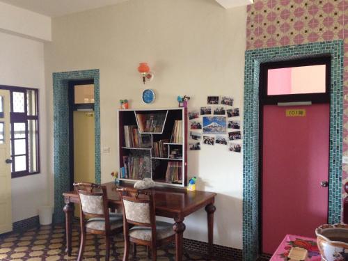 Shared lounge/TV area, Go home backpackers near Kueibishan Shared lounge/TV area, Go home backpackers near Kueibishan