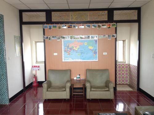 Shared lounge/TV area, Go home backpackers near Kueibishan Shared lounge/TV area, Go home backpackers near Kueibishan