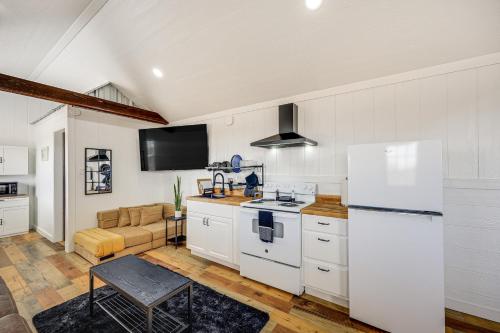 Hike, Hunt and Fish Pet-Friendly Studio in Dilley! in Dilley (TX) Hike, Hunt and Fish Pet-Friendly Studio in Dilley! in Dilley (TX)