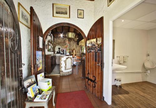 Fürdőszoba, Logis Hotel La Chaumiere in Saint Laurent Sur Sevre Fürdőszoba, Logis Hotel La Chaumiere in Saint Laurent Sur Sevre