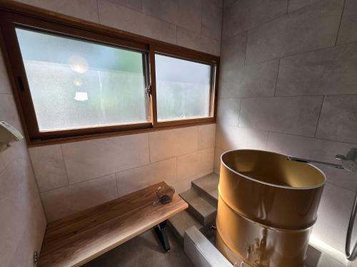 Hot tub, Relaxing 石川町 サウナ付き一棟貸しの宿 in Yamate Hot tub, Relaxing 石川町 サウナ付き一棟貸しの宿 in Yamate