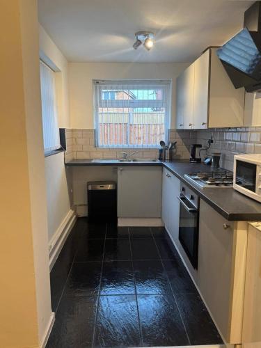 Kitchen, Knotty Ash - 3 Beds - Sleeps 6 - On-Site Parking in Croxteth Kitchen, Knotty Ash - 3 Beds - Sleeps 6 - On-Site Parking in Croxteth