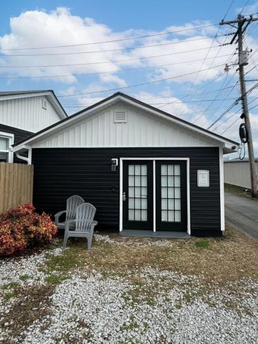 Tiny Home Near Downtown Lenoir City in Lenoir City (Tennessee) Tiny Home Near Downtown Lenoir City in Lenoir City (Tennessee)