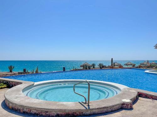Beachfront Condo with Pools & Beach #202 in ปลายา เอนกันโต Beachfront Condo with Pools & Beach #202 in ปลายา เอนกันโต