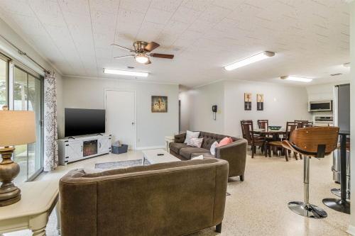 HOT Spot Near Cajun Dome and Moncus Park Sleeps 8 in Lafayette City Center HOT Spot Near Cajun Dome and Moncus Park Sleeps 8 in Lafayette City Center