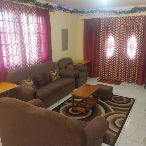 صالة مشتركة/ منطقة التلفزيون, Charming Piarco Home with Garden View in Piarco صالة مشتركة/ منطقة التلفزيون, Charming Piarco Home with Garden View in Piarco