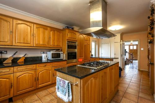 Kitchen, OYO Guest House Ellipse in Greater London North Kitchen, OYO Guest House Ellipse in Greater London North