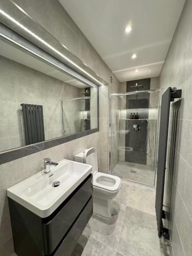 Bathroom, Single Bedroom in Birmingham Near City Center in Perry Common Bathroom, Single Bedroom in Birmingham Near City Center in Perry Common