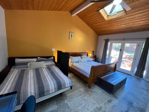 Bed, On Site Parking King Master Suite UCSD Walk near Torrey Pines Gliderport Bed, On Site Parking King Master Suite UCSD Walk near Torrey Pines Gliderport