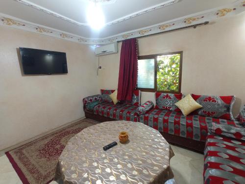Shared lounge/TV area, Appartement Bir Anzarane in El Mechouar Stinia Shared lounge/TV area, Appartement Bir Anzarane in El Mechouar Stinia