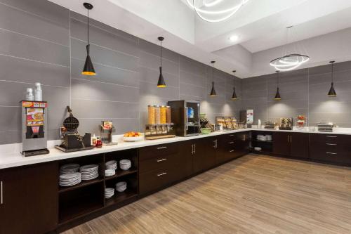 餐飲選擇, 溫德姆拉昆塔科勒爾維爾愛荷華市酒店及套房 (La Quinta Inn & Suites by Wyndham Coralville Iowa City) in 愛荷華州科爾維爾 (IA) 餐飲選擇, 溫德姆拉昆塔科勒爾維爾愛荷華市酒店及套房 (La Quinta Inn & Suites by Wyndham Coralville Iowa City) in 愛荷華州科爾維爾 (IA)