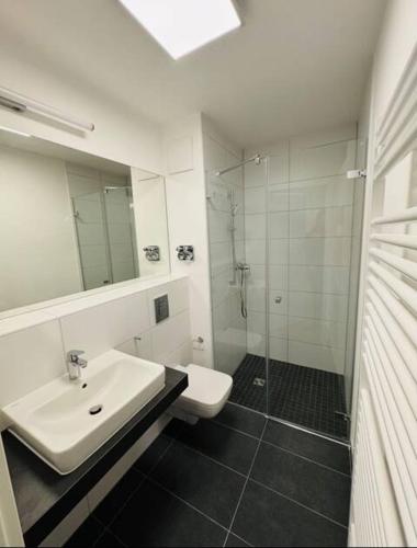 Bathroom, Modernes Apartment, Perfekte Lage in Berlin-Adlershof in Treptow Bathroom, Modernes Apartment, Perfekte Lage in Berlin-Adlershof in Treptow