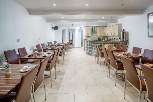 Restaurant, OYO Abbey Hotel, London Shepherd's Bush Market in Ealing Restaurant, OYO Abbey Hotel, London Shepherd's Bush Market in Ealing