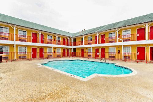 Úszómedence, OYO Hotel San Antonio Lackland near Seaworld in Lackland Úszómedence, OYO Hotel San Antonio Lackland near Seaworld in Lackland
